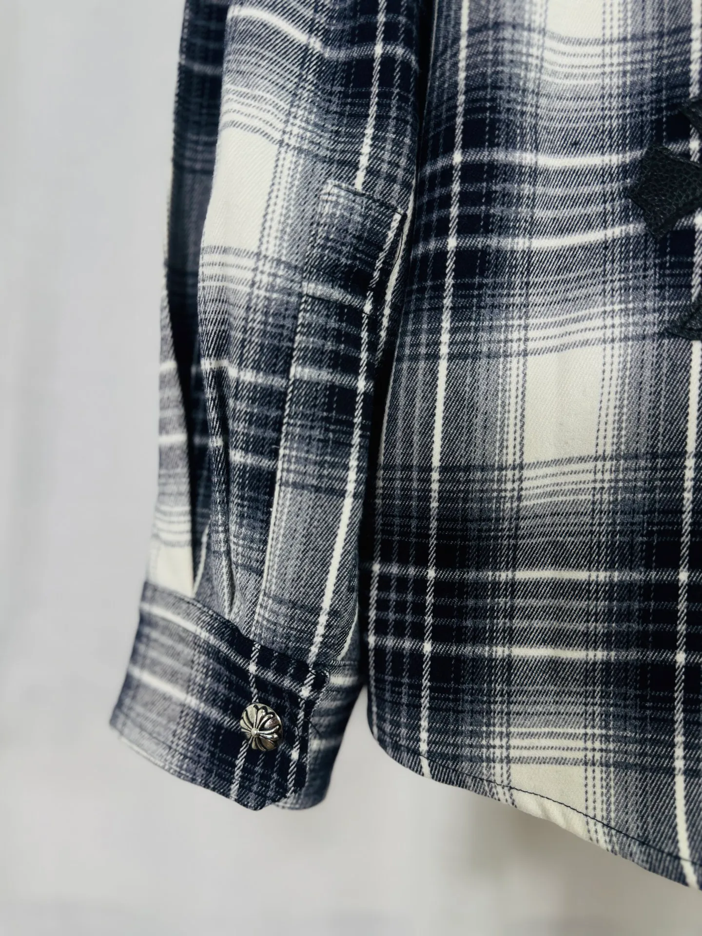 P250 top version, real shot without P, ​​different from market currency) 𝗖𝗵𝗿𝗼𝗺𝗲 𝗛𝗲𝗮𝗿𝘁𝘀/Cro Xin 2025 leather plaid shirt Accessories: Original model-opening collar label ➕100% silk wash water label. Genuine purchase-grade original hangtag➕matching hanging rope➕3D hanging beads➕original packaging bag. Craftsmanship: The original version has consistent wiring! The highest version of the armhole matching technique! Color: Red Black Size: S M L XL Style No.: 8001